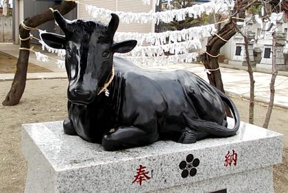 寝牛の像