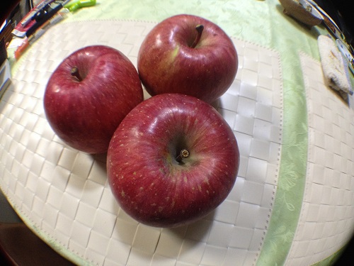 スマフォに魚眼、テーブルにリンゴ。