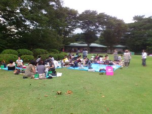 １０月１０日（金）は新宿御苑でニットピクニック開催