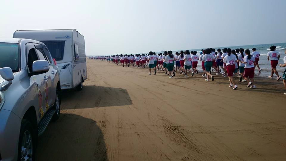 石川県羽咋市、千里浜なぎさドライブウェイで女子高校生のマラソン