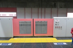 飛田給駅 ホームドア設置・エレベーター増設・トイレリニューアルの施設改良工事実施