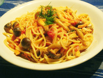 しめじとサーモンのトマトクリームパスタ