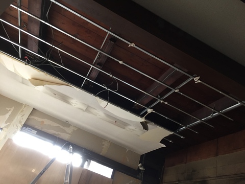 事務所ネタですが DIYで天井工事しました！石膏ボードの天井を剥がして昭和の木の梁を