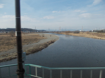 多摩川をわたる京王線車窓から日野市方面を見る