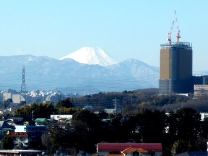 多摩市・関戸公民館から見る富士