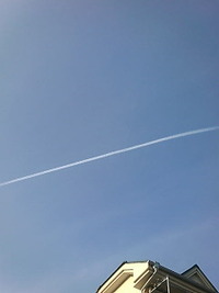 晴天の中の飛行機雲。
