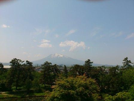 弘前城から望む 冠雪を残す岩木山