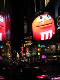 バレンタインデーとチョコレートのM&Mの巨大広告