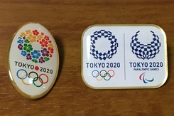 東京オリンピック・パラリンピック開催バッジとサイボーグ009扇子