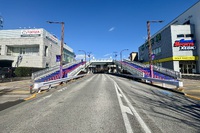 味スタ前歩道橋 FC東京カラーでリニューアル