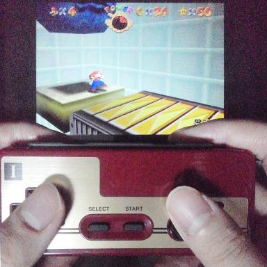 ファミコンコントローラでSwitchのマリオ64をプレイしているかのような画像