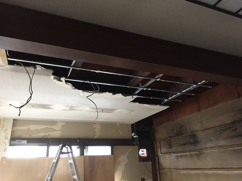 事務所ネタですが DIYで天井工事しました！石膏ボードの天井を剥がして昭和の木の梁を